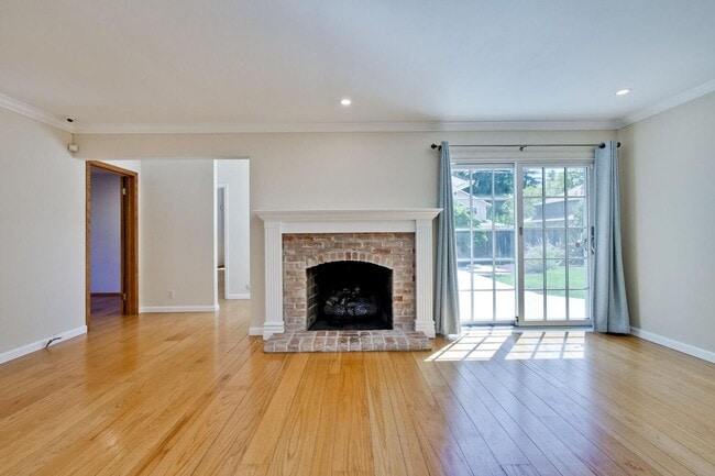 Building Photo - Beautiful 4 bedroom, 3 bath in desirable C...