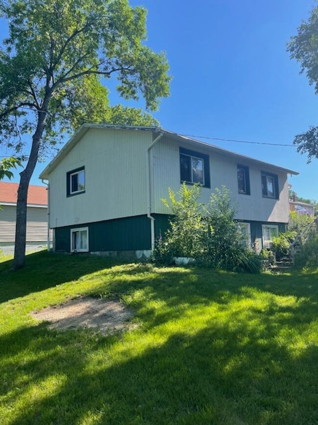 Building Photo - 916 S 6th St