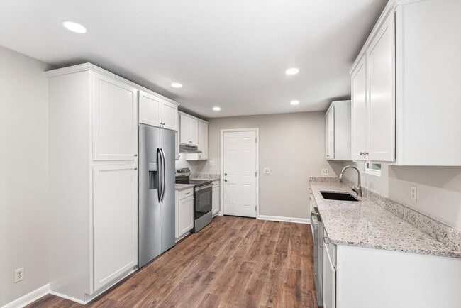 Building Photo - 7308 Meadowbrook Cir