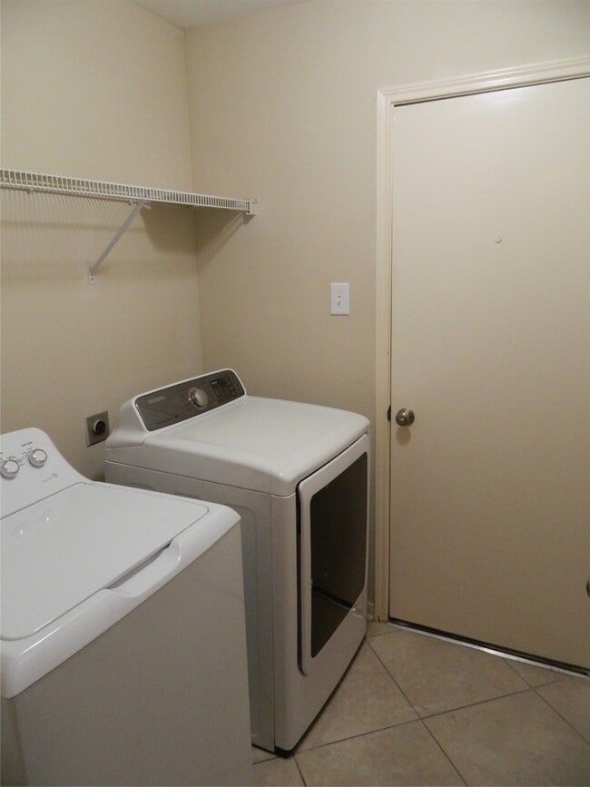 Building Photo - 7415 River Pines Dr