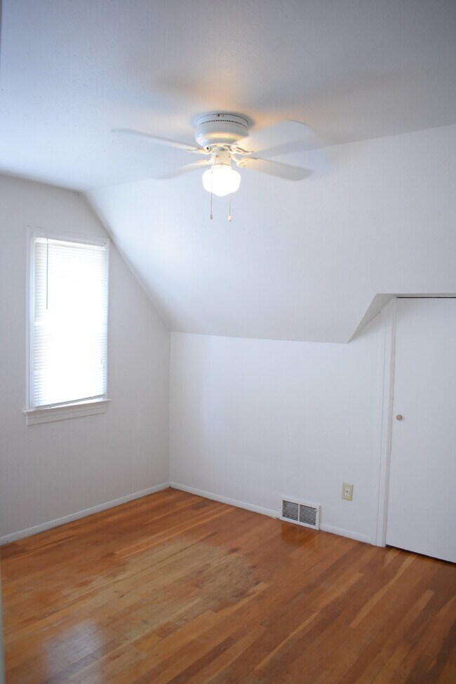 Building Photo - 2 Story Cute House Close to Campus! Lease Now for the 2026-2027 School Year! Available September ...
