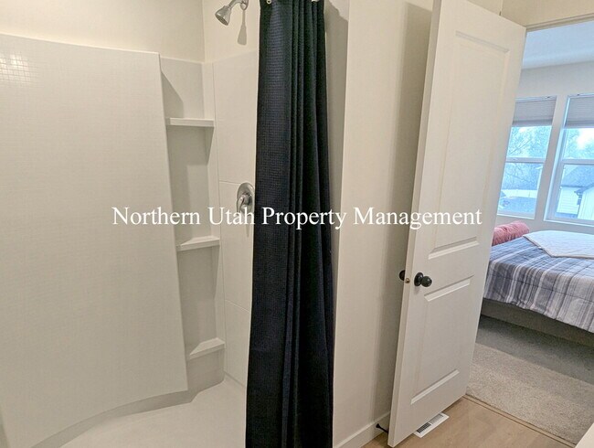 Building Photo - New 3 Bed 3 Bath Townhome