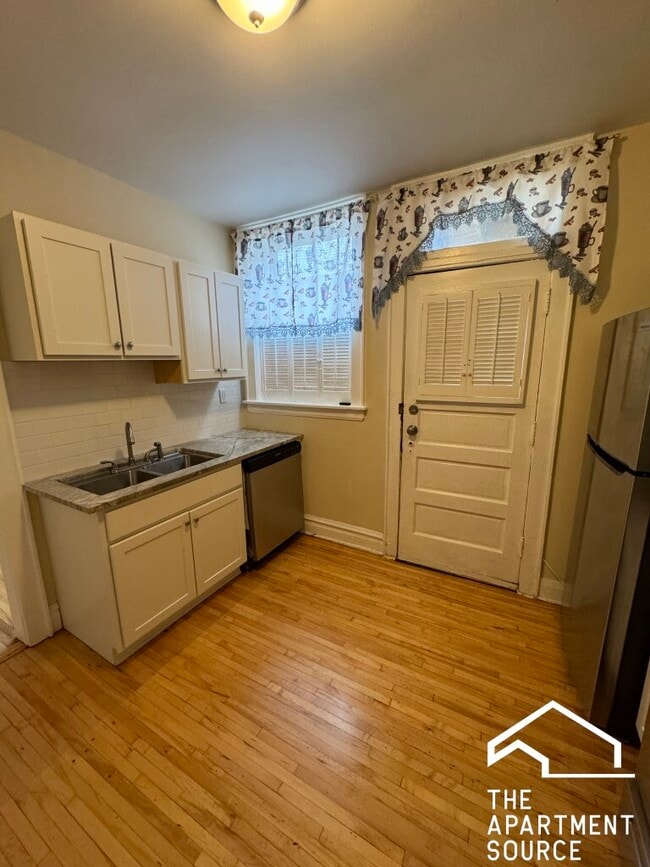 Building Photo - 2221 W Arthur Ave