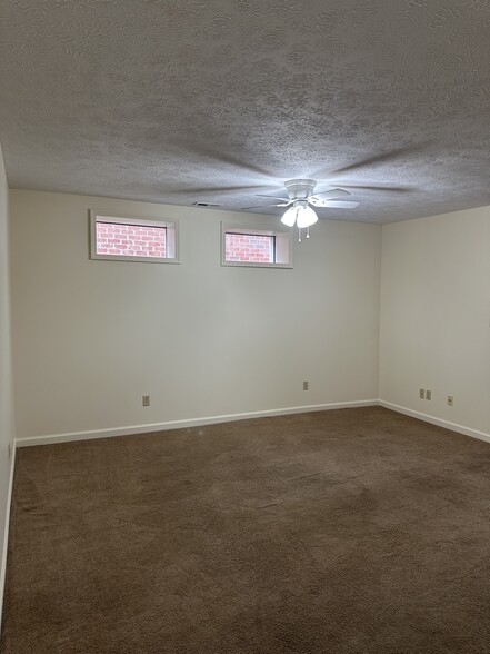 Building Photo - 117 E Main St