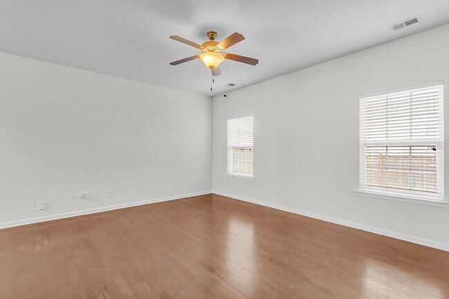 Building Photo - Spacious Summerville Home Near Historic Downtown