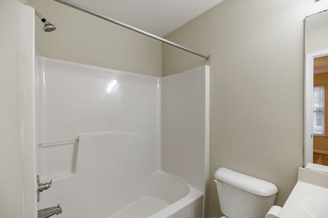 Building Photo - Cottage One-story Condo - Lease through July