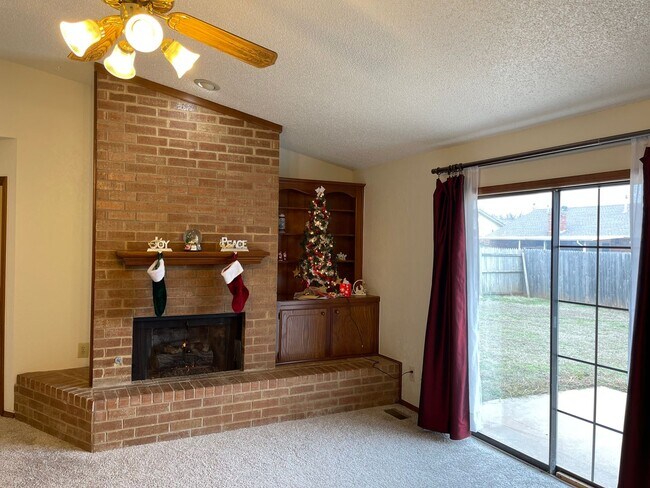 Building Photo - 3 bed 2 bath, 2 car, Moore Schools, fenced...