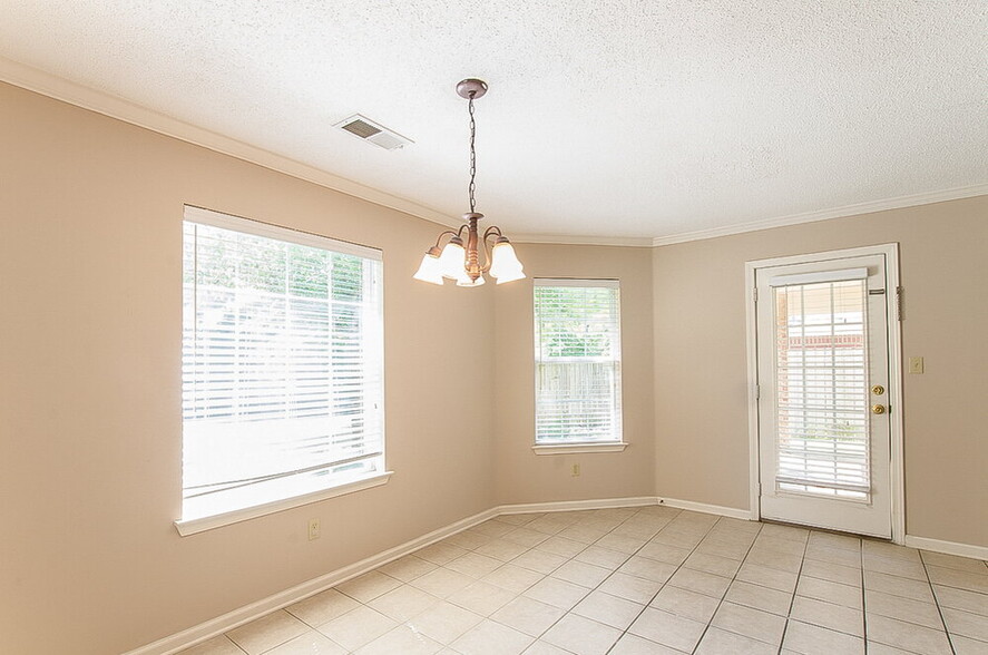 Building Photo - 10237 Green Moss Dr N