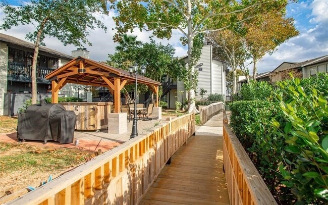 Building Photo - 9009 Richmond Ave