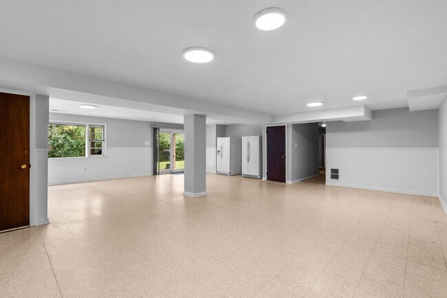 Building Photo - 5 Bed 3 Bath - Chevy Chase Rambler - Move IN Ready