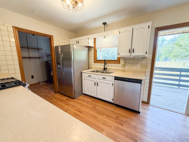 Building Photo - 812 Free Silver Rd