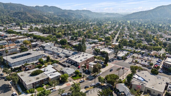 Montrose - 3820 Orangedale Ave