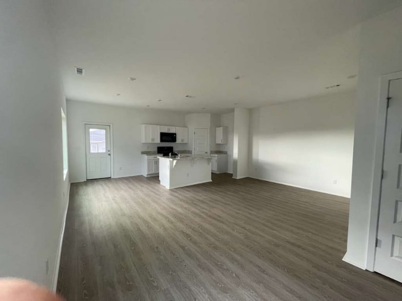 Building Photo - 6713 SW Dignity Ave