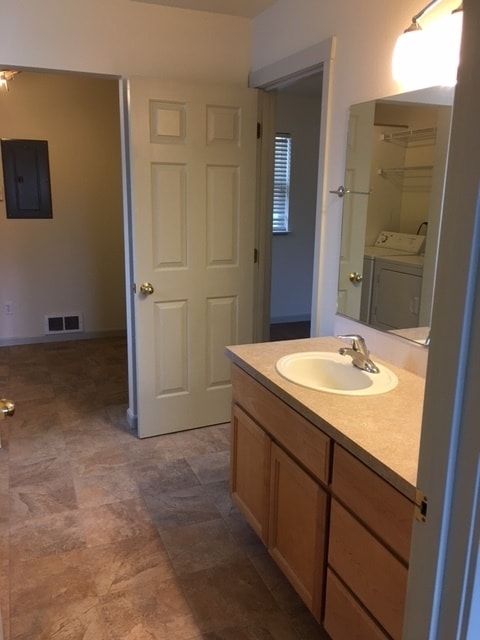 Building Photo - Condo close to downtown