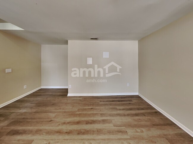 Building Photo - 2300 Devonshire Dr