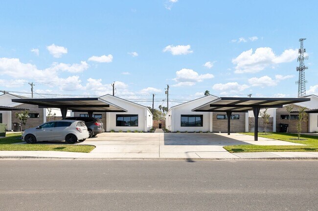 Building Photo - 2700 Mockingbird Rd