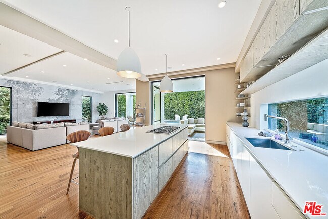 Building Photo - 823 N Gardner St