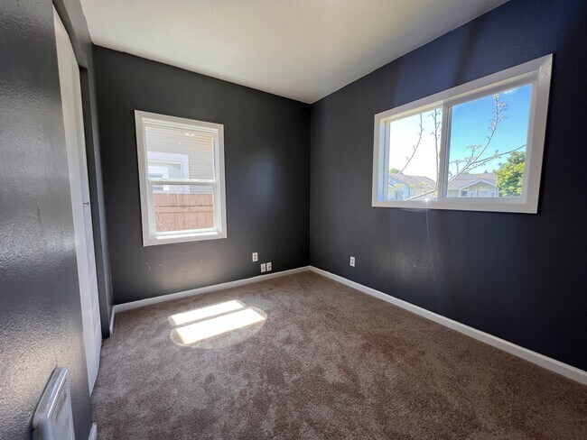 Building Photo - Longview Bungalow with Large Yard!