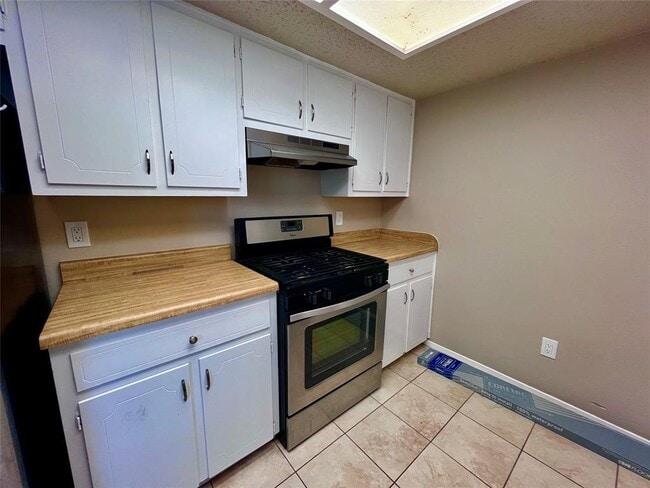 Building Photo - 6101 Woodhue Dr