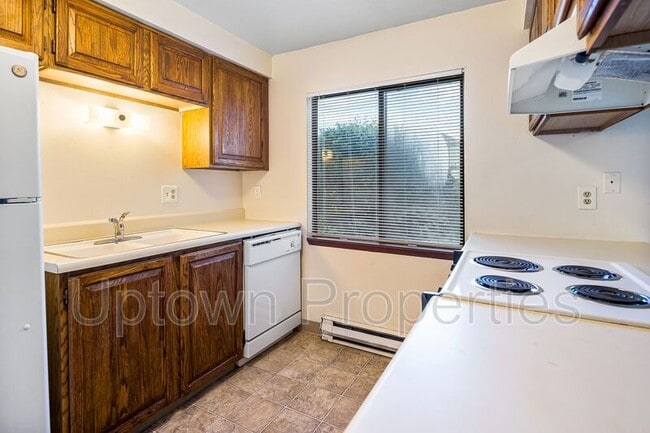 Building Photo - 5660 SW 180th Ave
