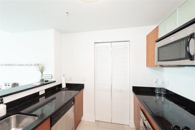 Building Photo - 300 S Biscayne Blvd
