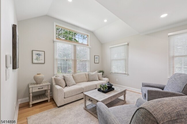 Building Photo - 5 Shores Rd