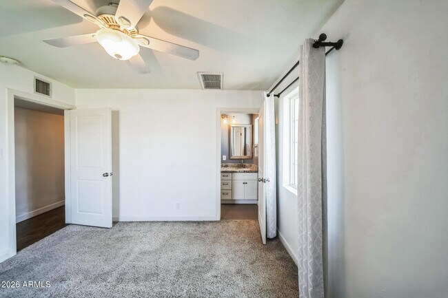 Building Photo - 2320 W Whitton Ave