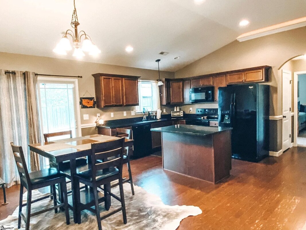 Building Photo - 321 Gleaner Dr