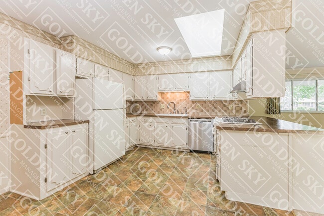 Building Photo - 1405 N Briar Rd