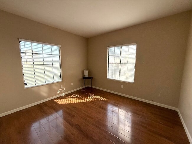 Building Photo - 1/BD 1/BA Light-Filled Condo in Gated Comm...