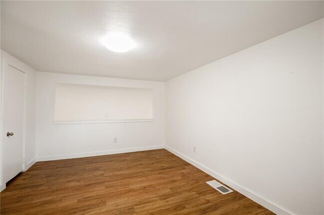 Building Photo - 404 W 35th St