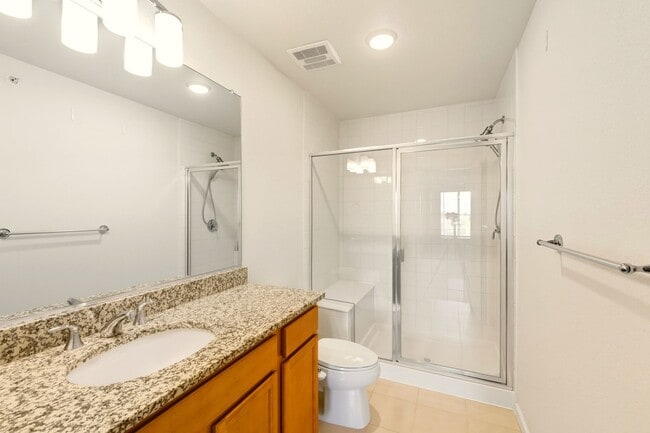 Building Photo - Bright and Airy 2 Bed 2.5 Bath Townhome in...