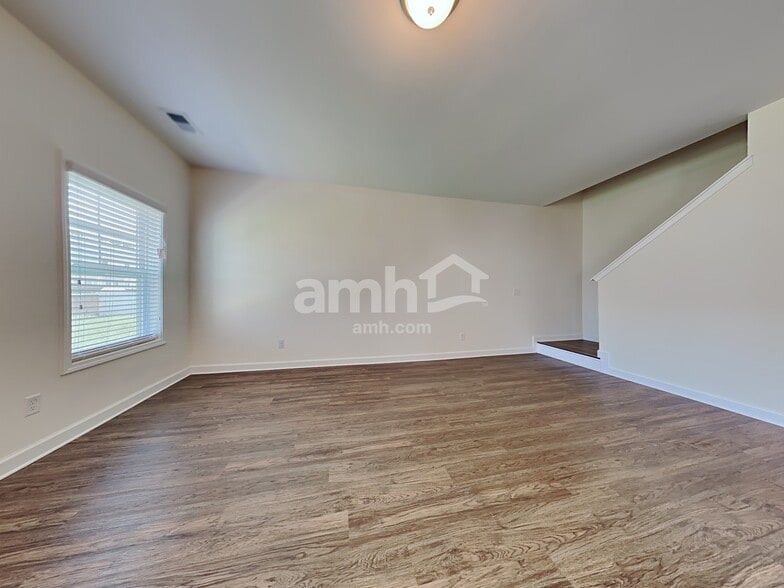 Building Photo - 523 Lateleaf Dr