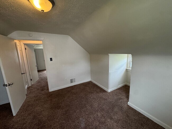 Building Photo - Available NOW! 4 Bed1Full Bath House