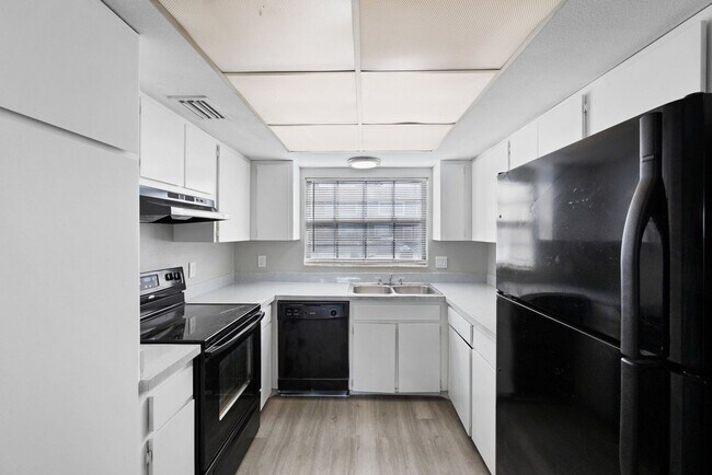 Building Photo - ***CUTE! Largo Townhome NOW *** 2 Bed. 1&1...