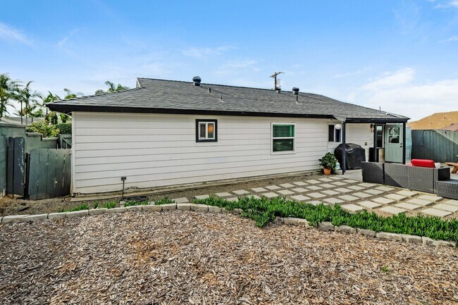 Building Photo - Stunning Home in Oceanside