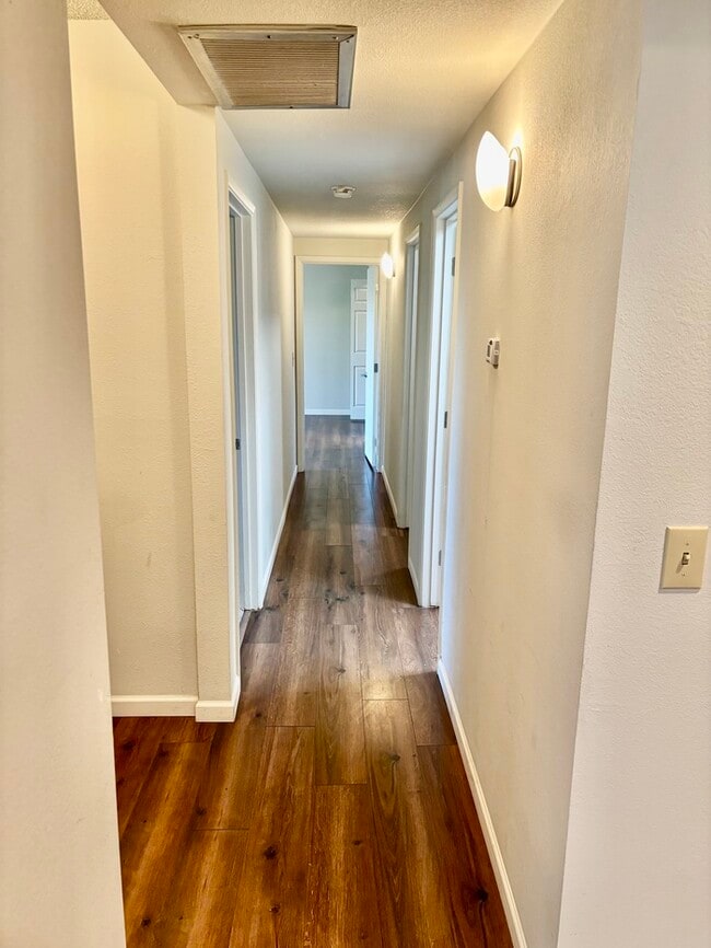 Building Photo - Two bedroom with Community Pool