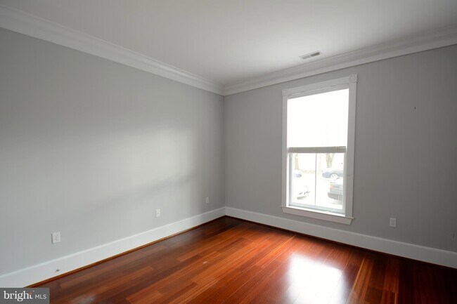 Building Photo - 900 N Washington St