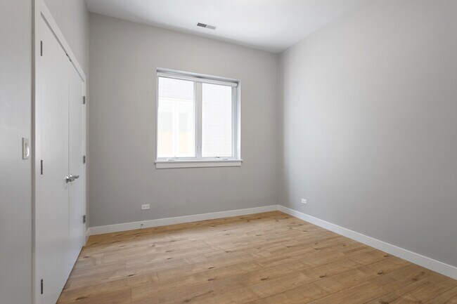 Building Photo - 2528 W Addison St