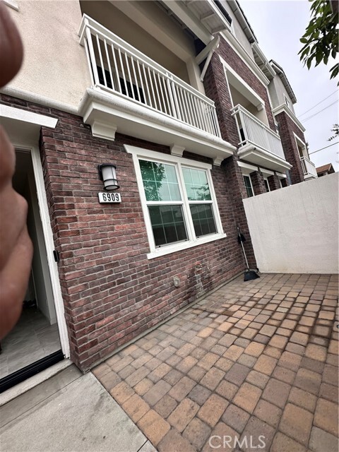 Building Photo - 6909 Magnolia Ave
