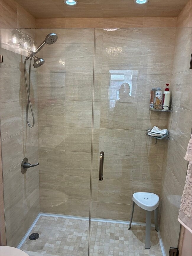 Building Photo - 110 E Delaware Pl