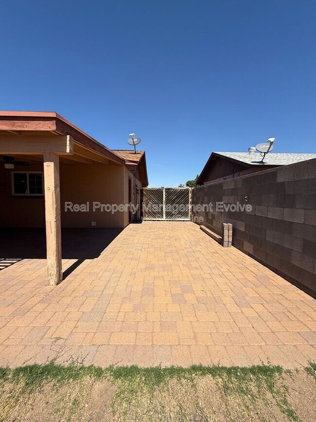 Building Photo - 1637 W Muriel Dr