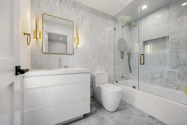 Building Photo - 191 Field Point Rd