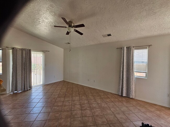 Building Photo - Clean THREE Bedroom Home For Rent