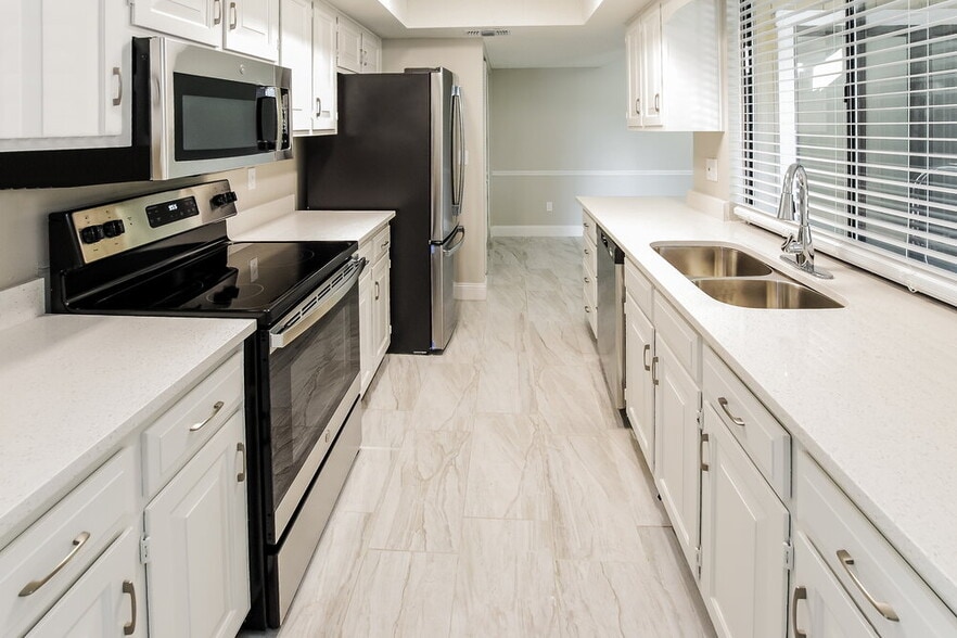 Building Photo - 6173 Island Forest Dr