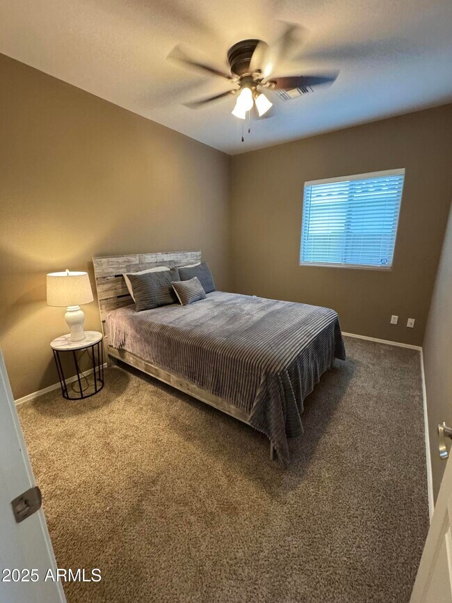 Building Photo - 949 E Indian Wells Pl