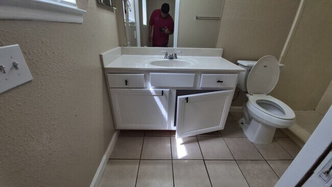 Building Photo - 7102 Glen Point Dr