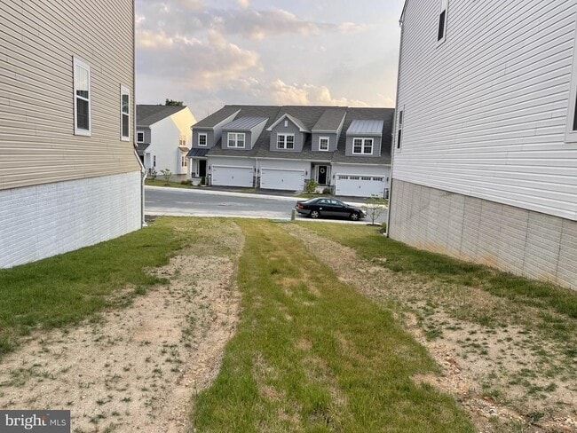 Building Photo - 113 Trails Way