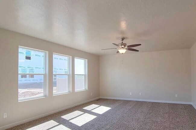 Building Photo - Comfortable Living in a Beautiful, Well-Kept Home