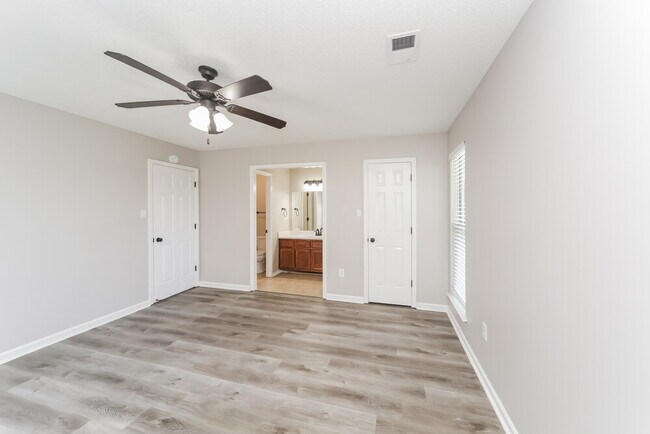 Building Photo - 6476 Farley Dr E